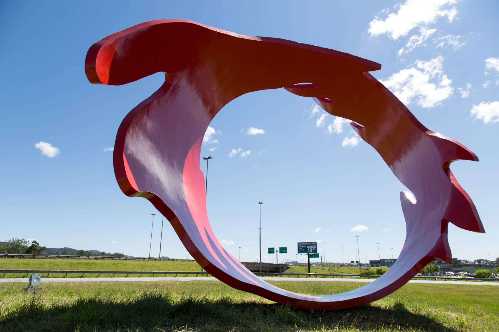 Escultura de 20 toneladas de Tomie Ohtake no Aeroporto de Guarulhos