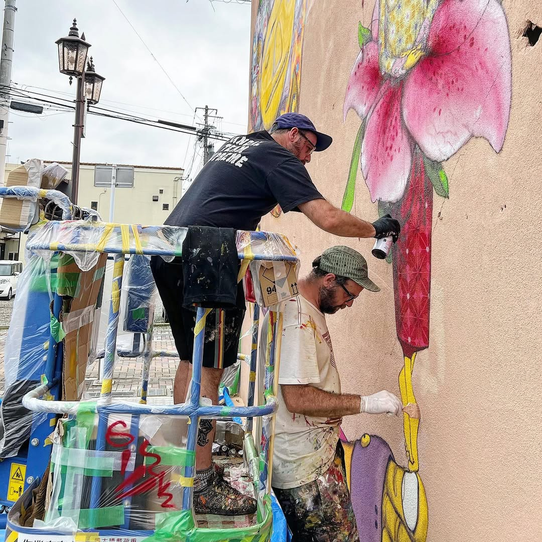 Os gêmeos em uma criação de grafite