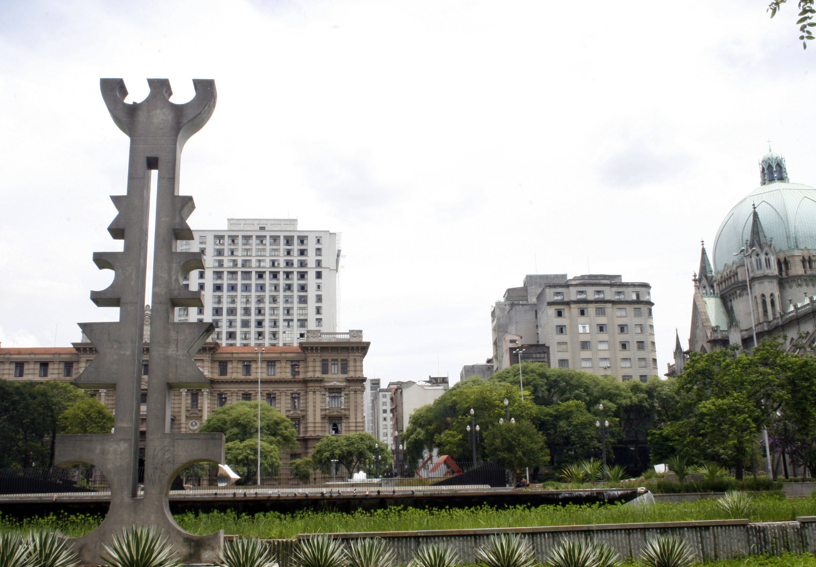 Escultura de Rubem Valentim “Marco sincrético da cultura afro-brasileira” - Praça da Sé/SP