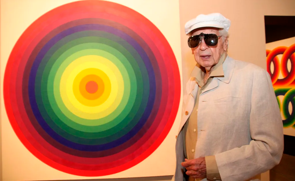 Julio Le Parc e sua gravura durante uma exposição